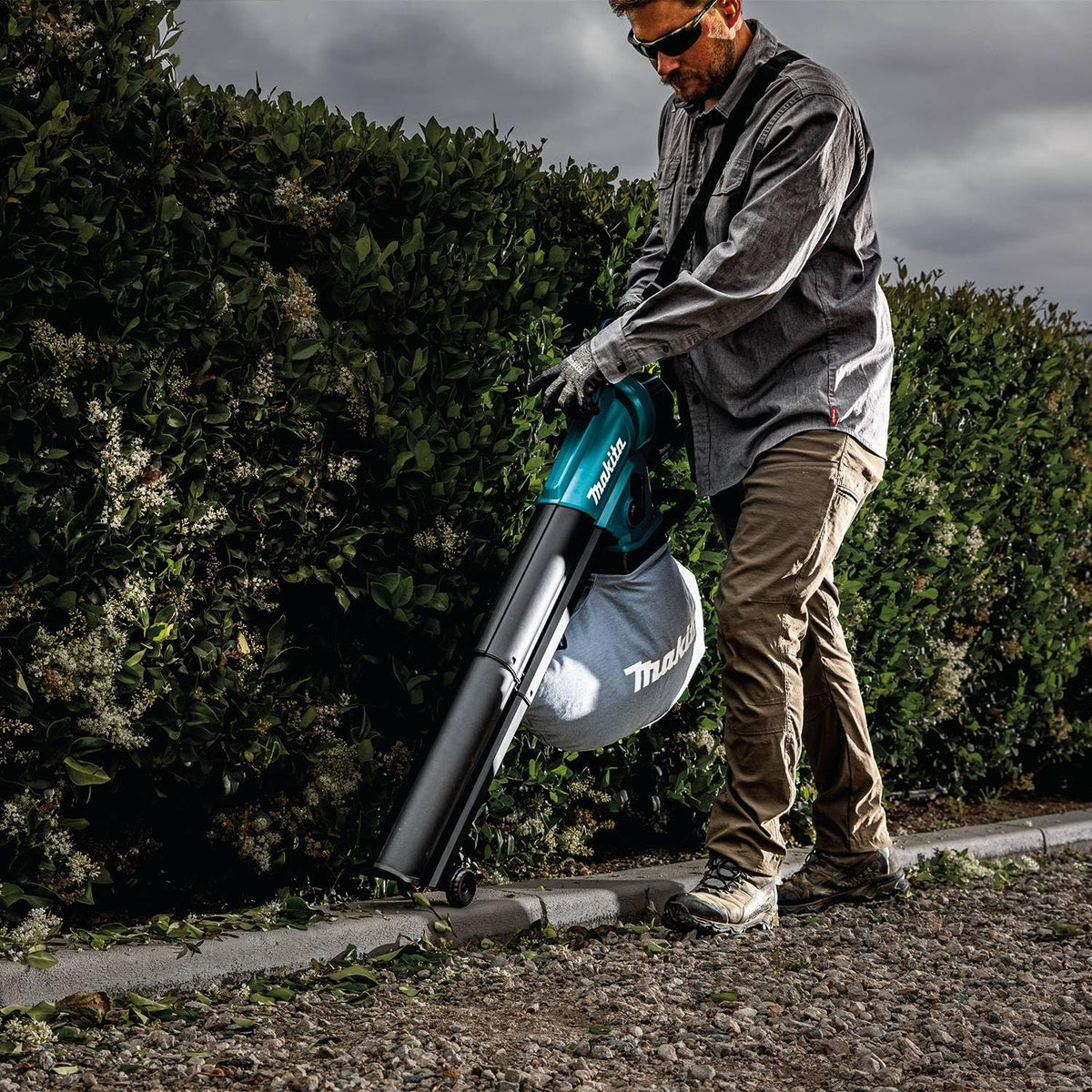Makita XBU07Z collection bag filling smoothly with shredded leaves.