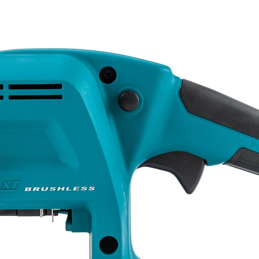 Makita XCU11Z oil-viewing window simplifies bar oil checks.