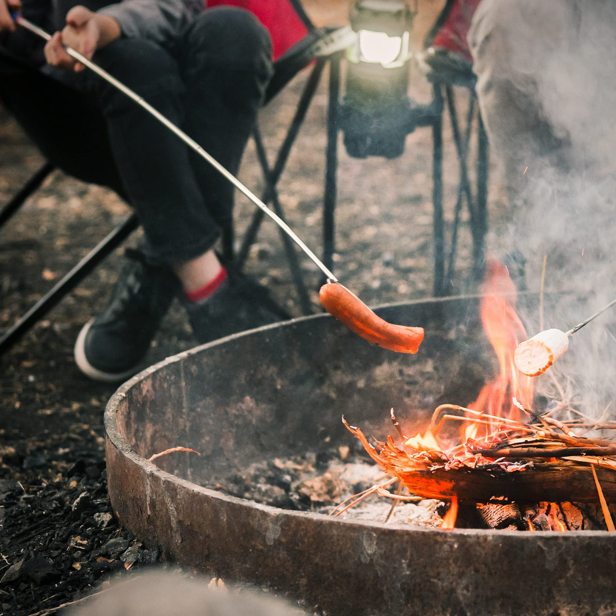 MalloMe long reach keeps hands away from heat during roasting.