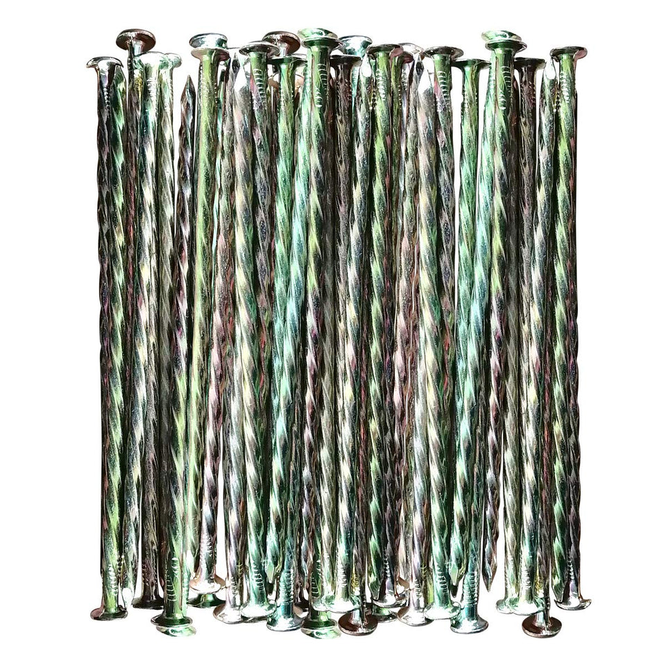 MAOMBO artificial turf stakes with a 6-inch spiral design for secure lawn installation.