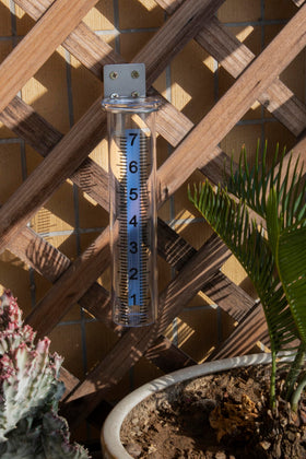 Mateda rain gauge accurately measures up to seven inches.