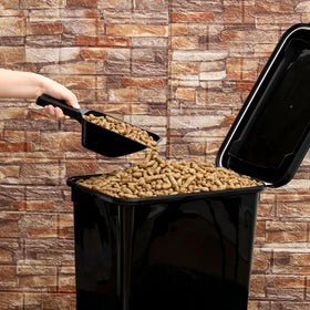 Airtight Maxdot pellet container preserves pellet freshness and quality.
