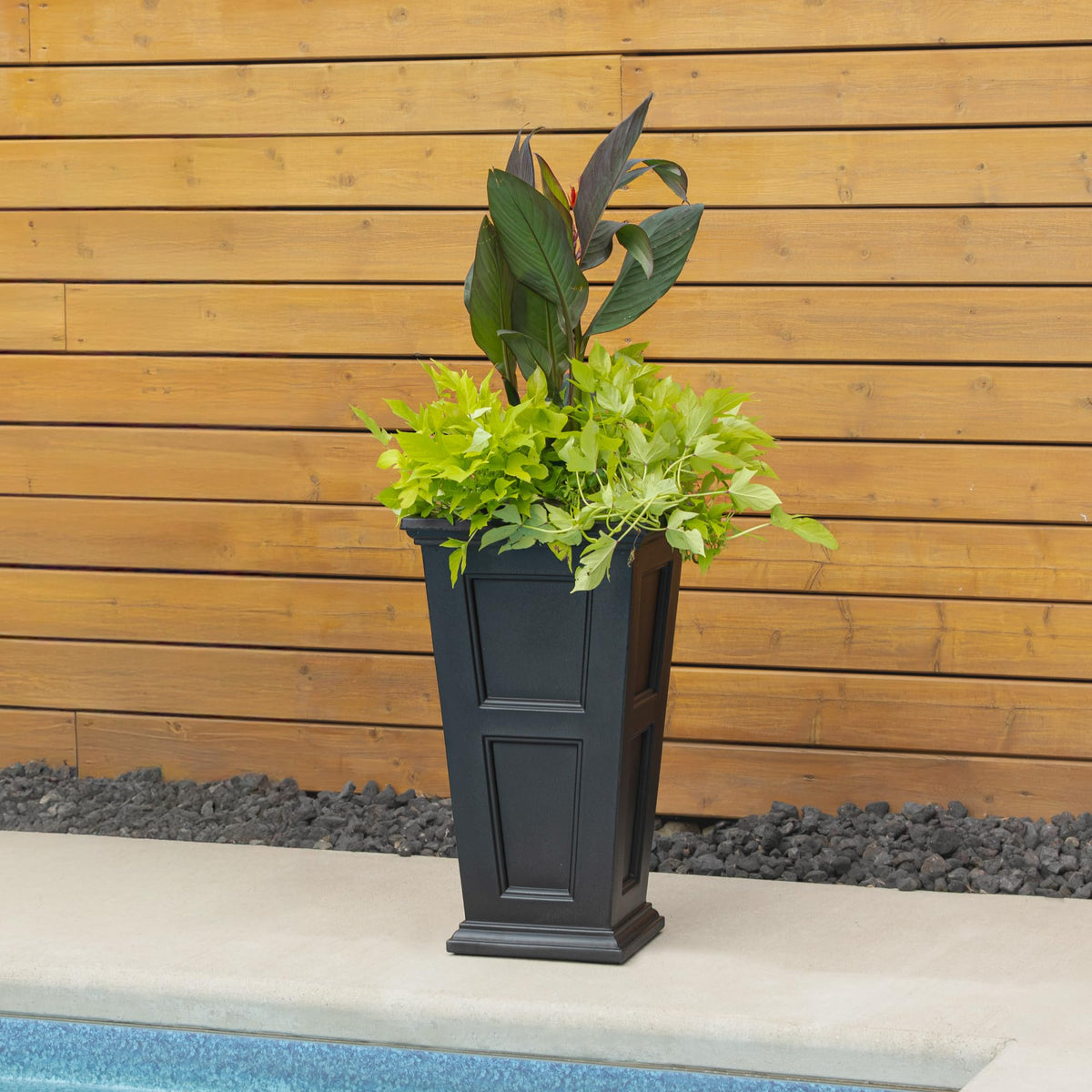 Mayne Fairfield reversible tray securely supports potted plants