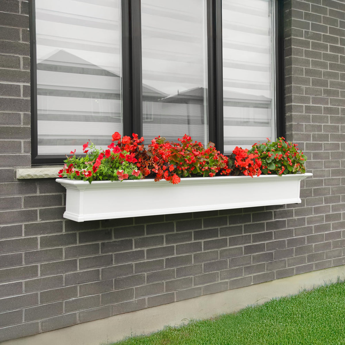 Mayne Yorkshire window box side view in white highlights lightweight design for easy placement.