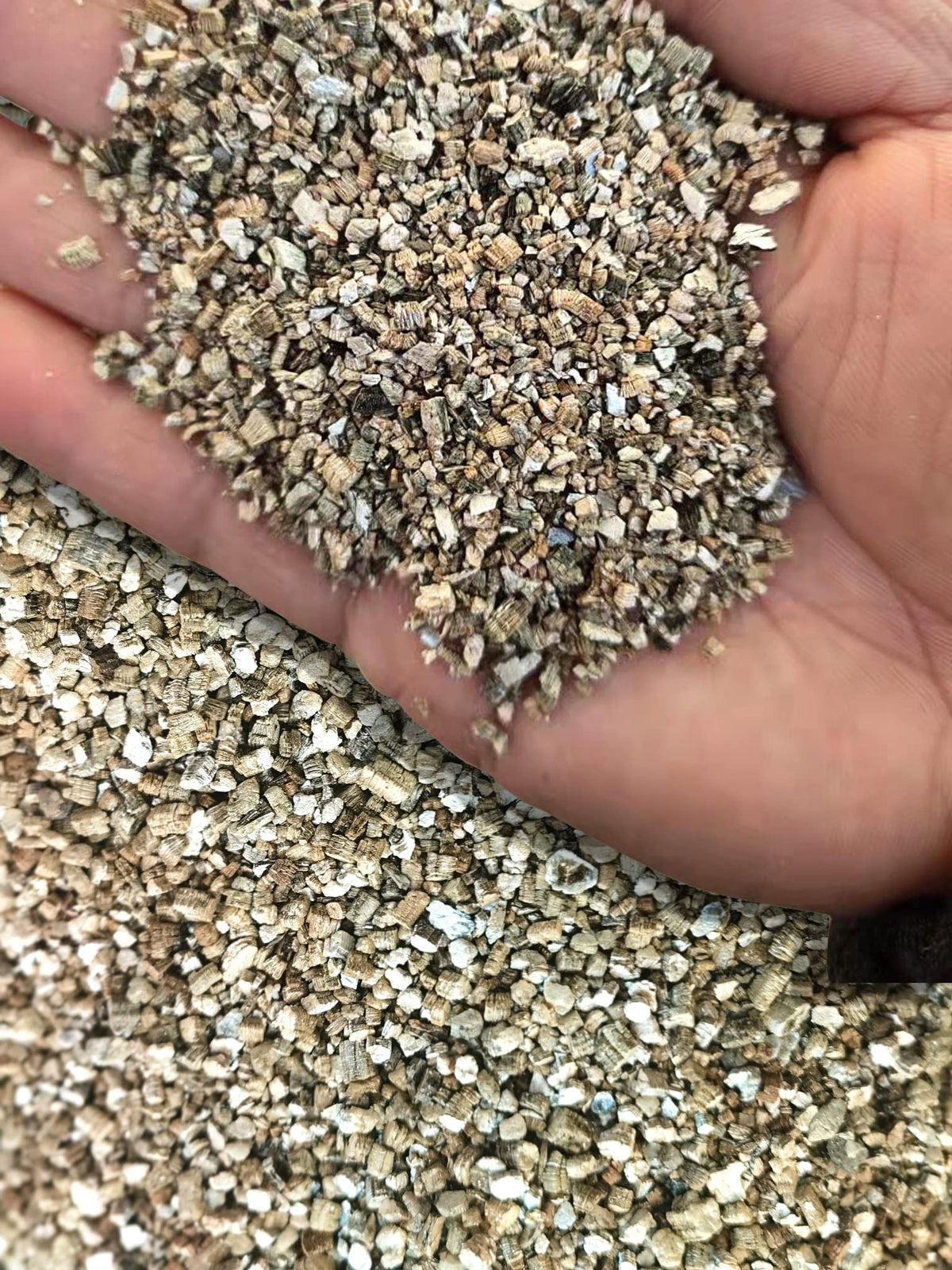 MDPQT 30 Qt vermiculite package showing porous texture ideal for drainage and aeration