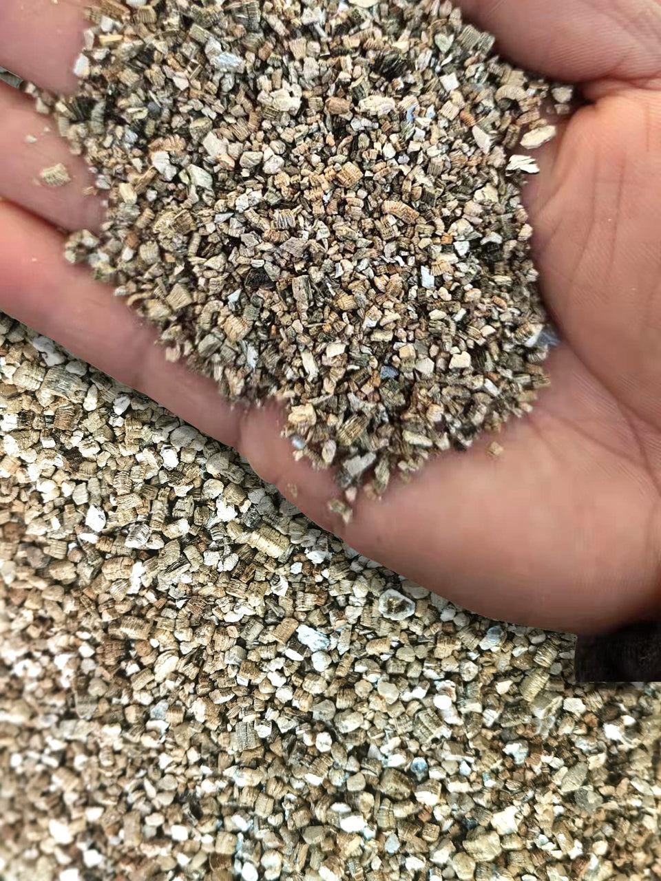 MDPQT 30 Qt vermiculite package showing porous texture ideal for drainage and aeration