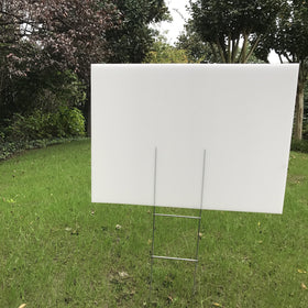 MEJOR CONOCIDO white background signs provide a clean surface for colors.