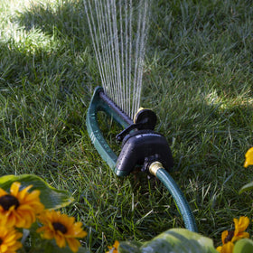 Melnor 65049-AMZ sprinkler operates quietly during irrigation