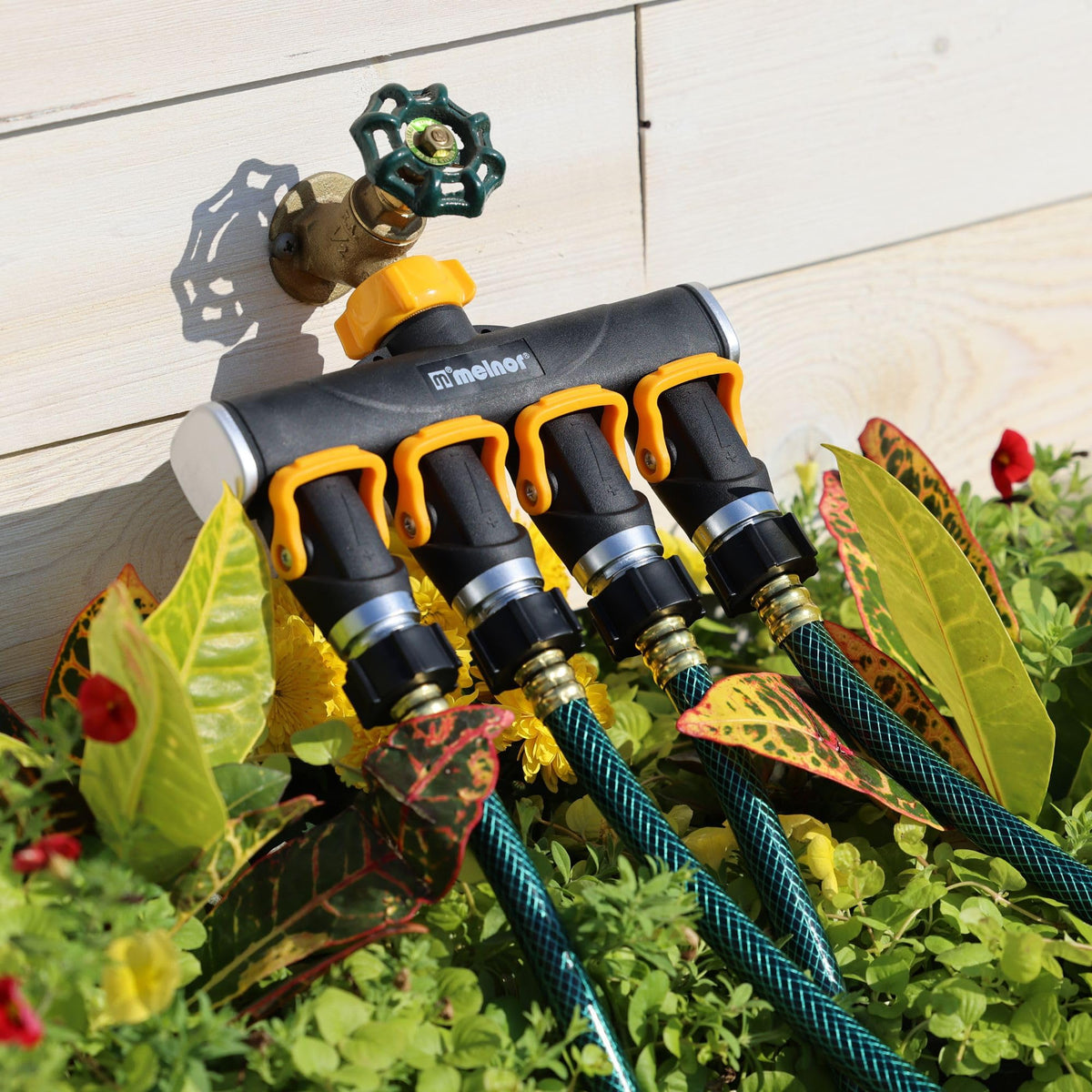 Melnor 65135AMZ car rinse ready output for quick cleanup.