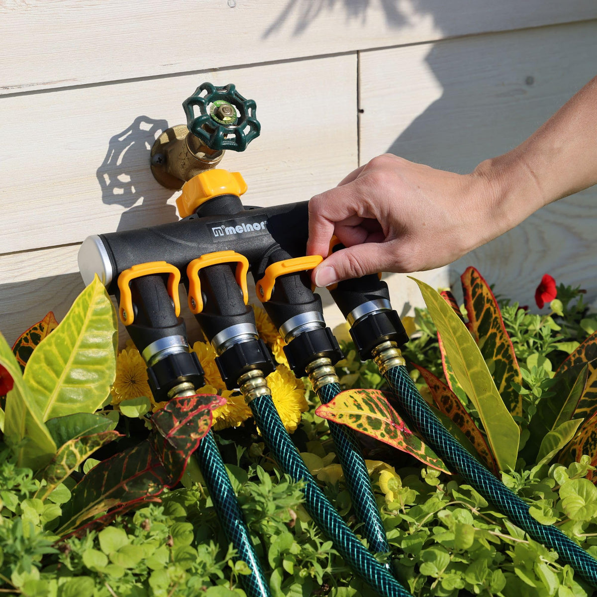 Melnor 65135AMZ garden irrigation versatility with multiple streams.