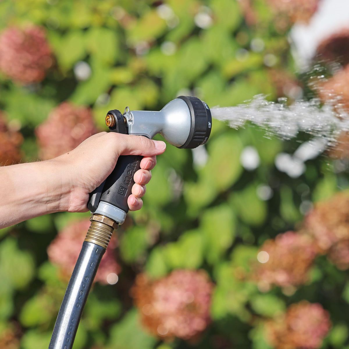 Melnor 65156AMZ easy spray adjustments for quick changes.