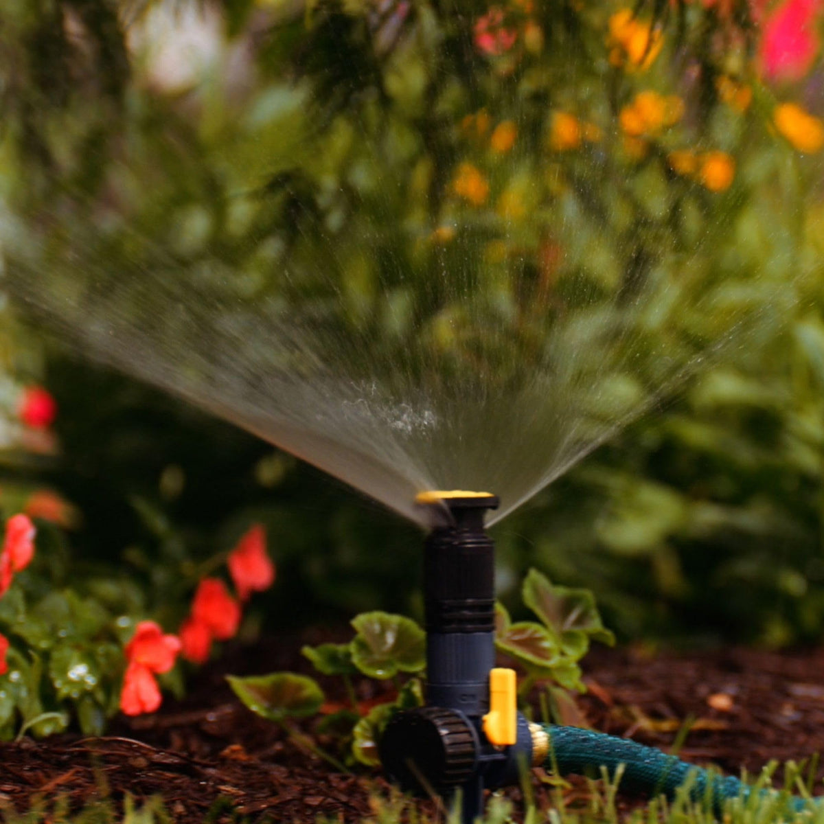 Melnor 65185AMZ durable spike keeps sprinkler steady in soil.