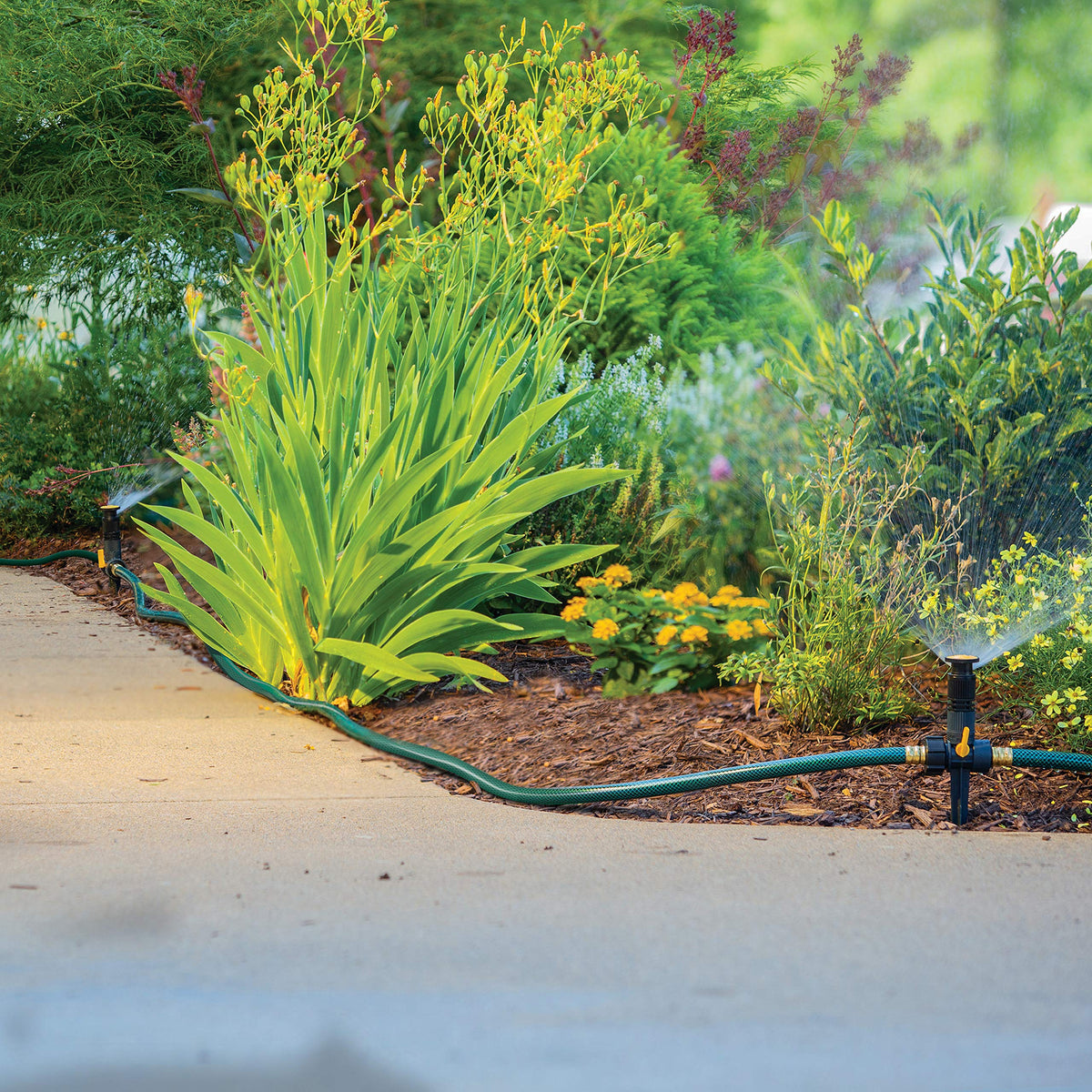 Melnor 65185AMZ flow-through base enables seamless connections for continuous watering.