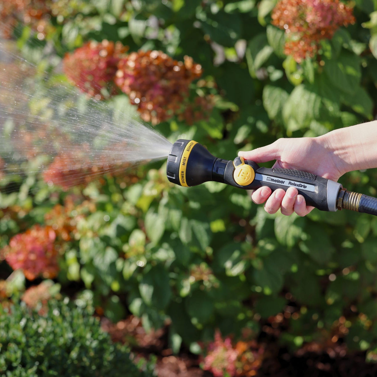 Melnor RelaxGrip ergonomic handle reduces hand fatigue during gardening