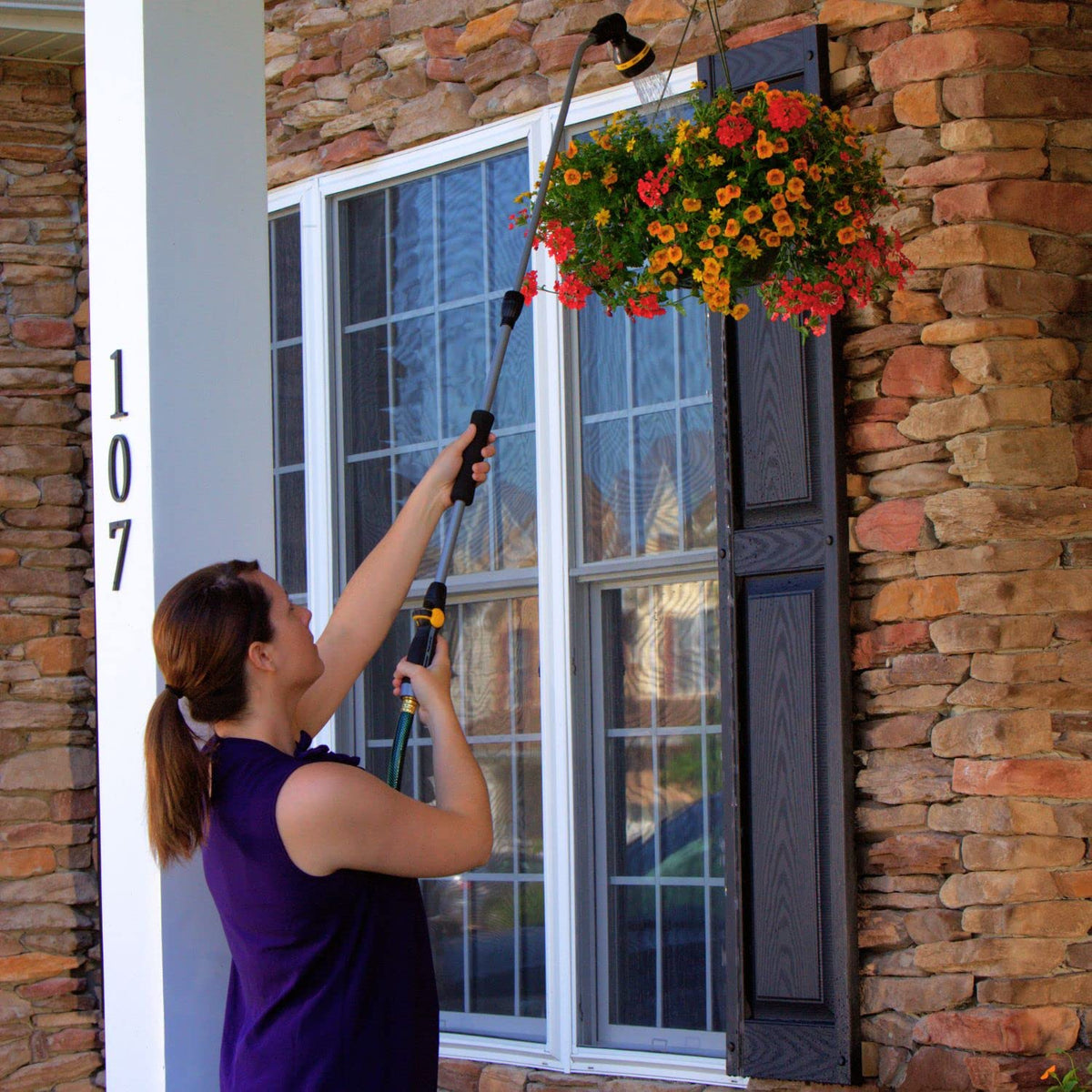 Melnor RelaxGrip pivoting head demonstrates adjustable spray angle for precise watering