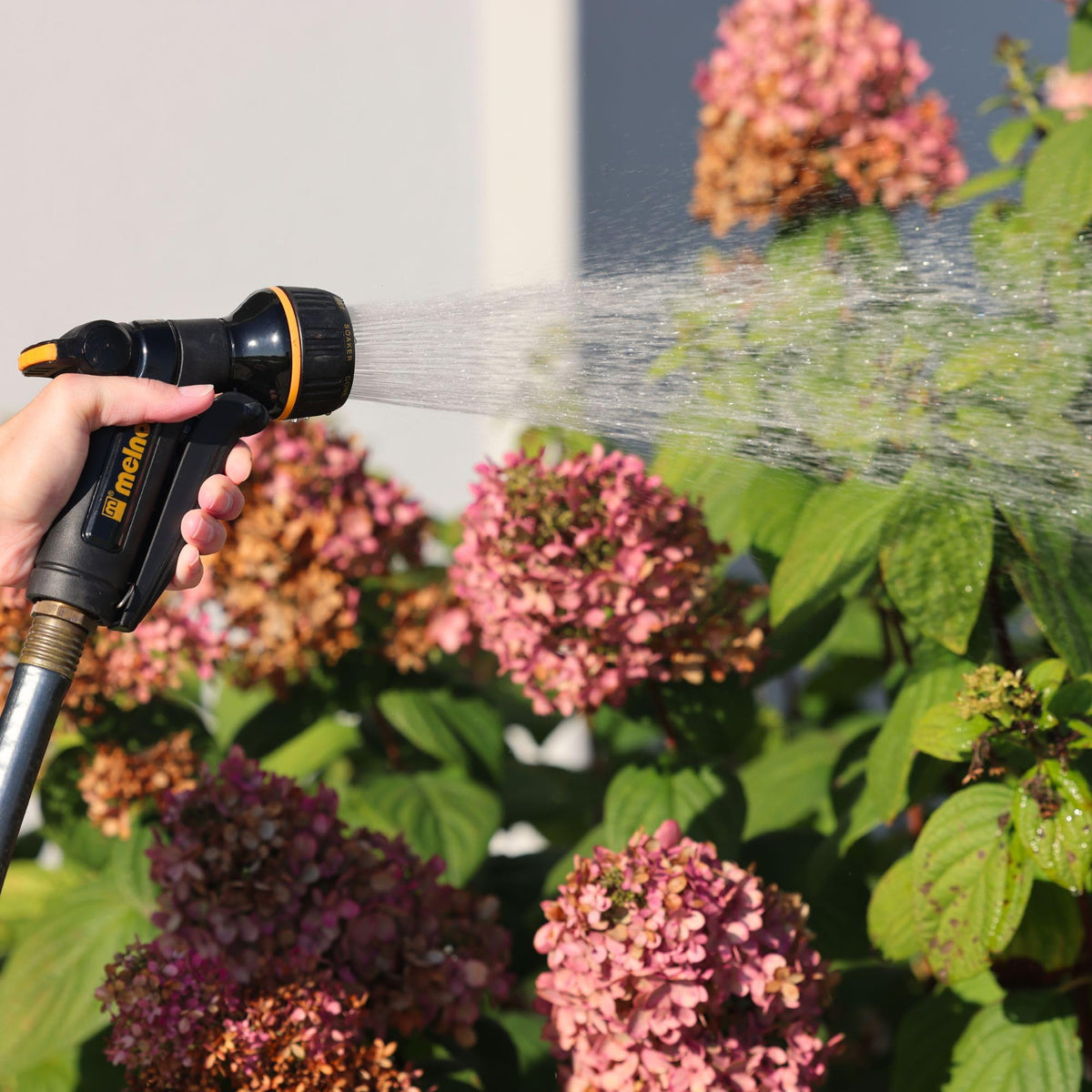 Melnor slip-resistant grip keeps hands secure during cleaning