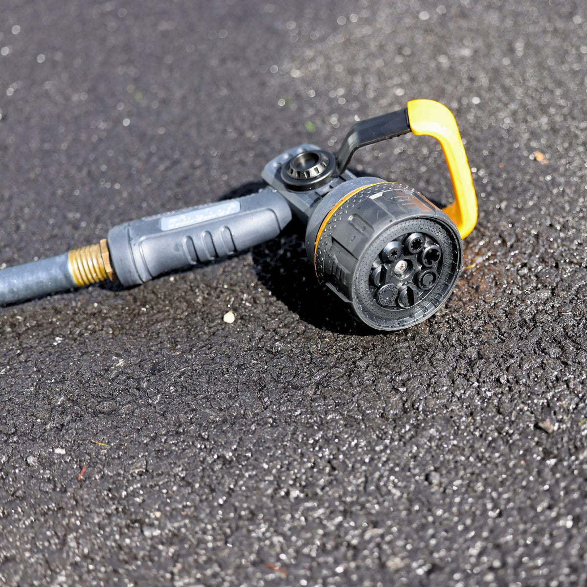 Extra-large lever allows easy water flow adjustments.