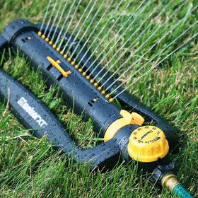 Melnor TwinTouch controls adjust spray width and range