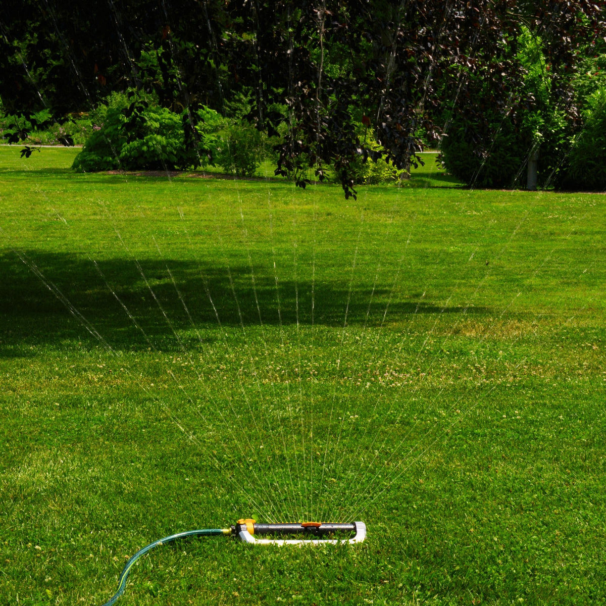 Sturdy metal sled keeps the sprinkler stable during watering.