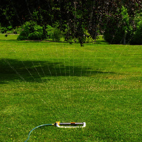 Sturdy metal sled keeps the sprinkler stable during watering.