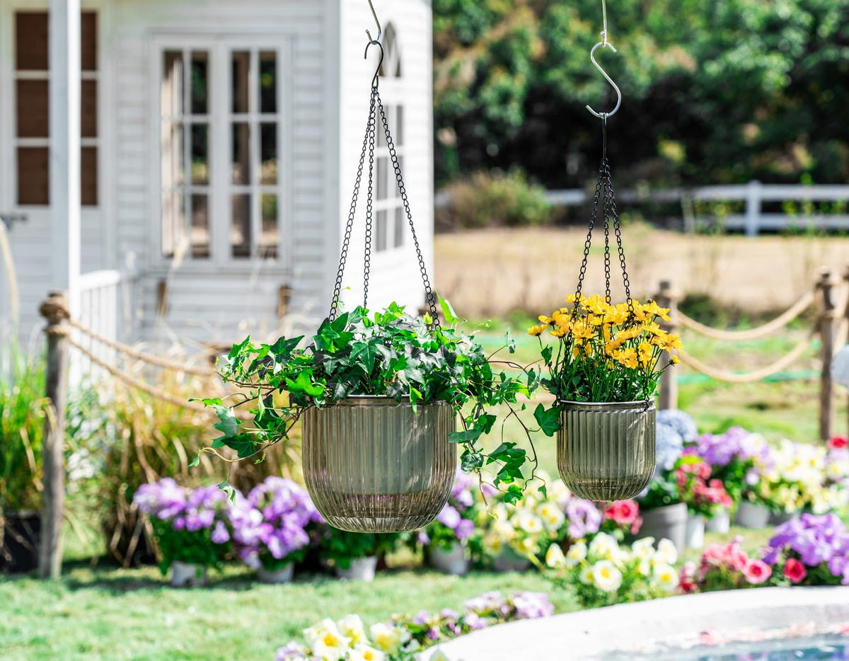 Melphoe three-hook hanging chain provides sturdy outdoor or indoor mounting.