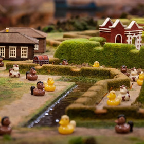 Memorywuu bath decor duck adds whimsy to tub setups.