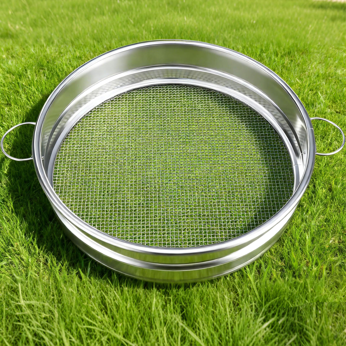 MEWPON easy-grip handles provide comfortable scoop and lift.
