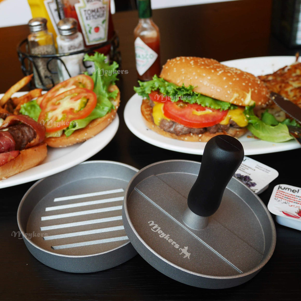 Meykers non-stick surface helps release patties cleanly after cooking.