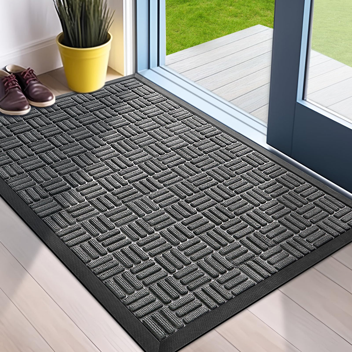 Mibao front door mat shows absorbent polypropylene fabric catching moisture from shoes.