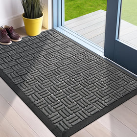 Mibao front door mat shows absorbent polypropylene fabric catching moisture from shoes.