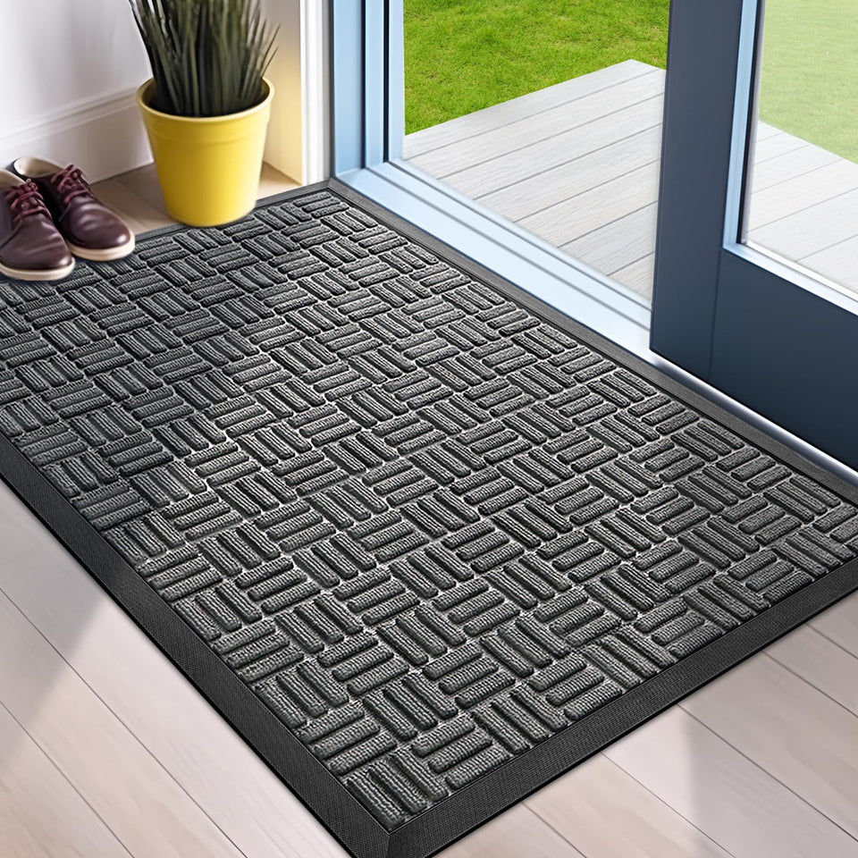 Mibao front door mat shows absorbent polypropylene fabric catching moisture from shoes.