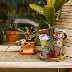 Midogaigai planter with drainage holes keeps plants healthy and prevents overwatering.
