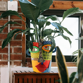 Midogaigai hand-painted abstract face adds whimsical charm.