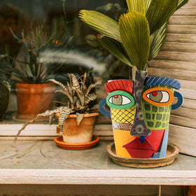 Midogaigai outdoor garden decor planter suits patios and porches.