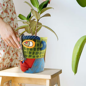 Midogaigai patio desk flower pot blends plant care with style.