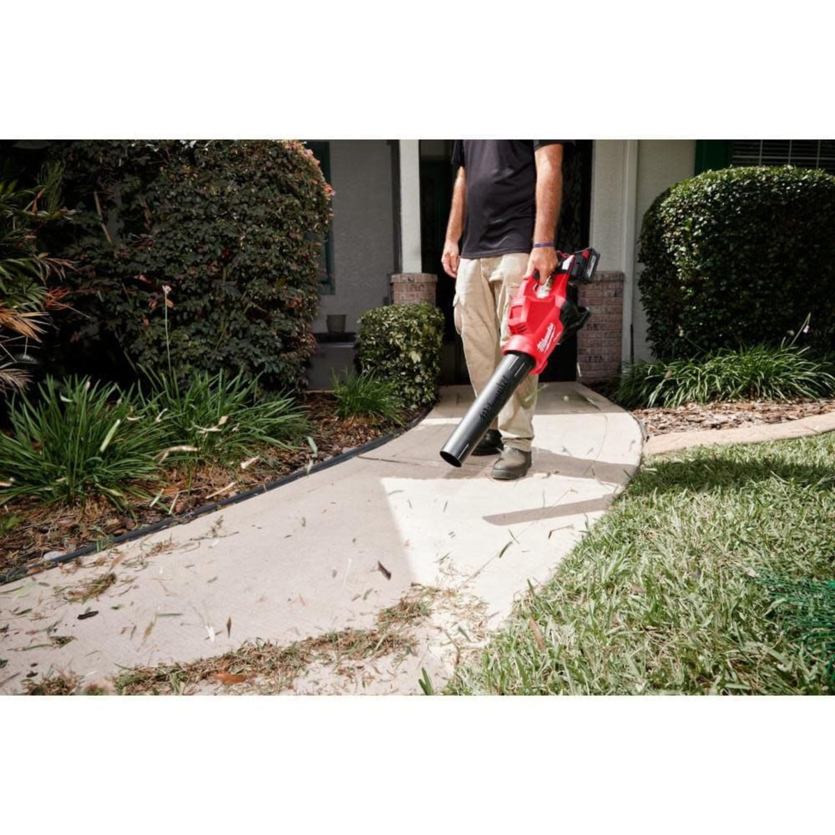 Milwaukee M18 FUEL dual battery blower compact design for tight spaces
