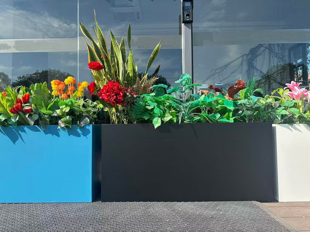 MinCHI257 outdoor planter on patio ready for blooms