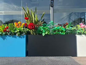 MinCHI257 outdoor planter on patio ready for blooms