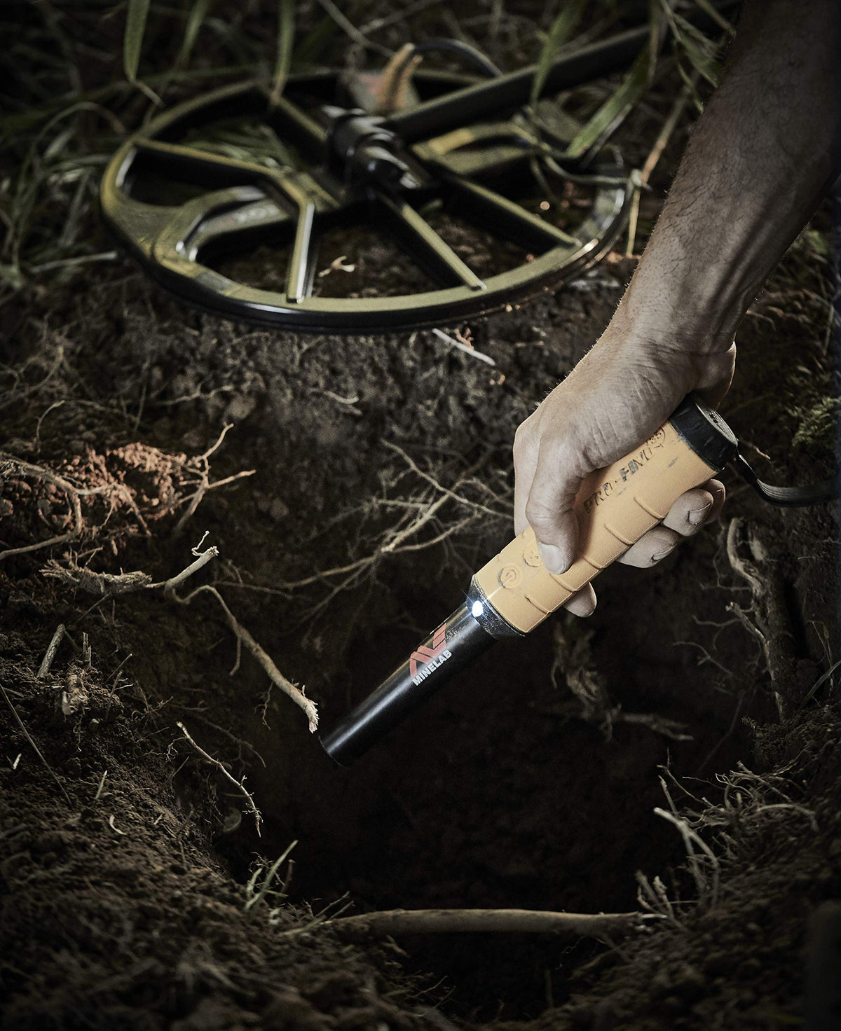MINELAB PRO-FIND 35 waterproof to 10 ft enables coastal and riverbed searches.