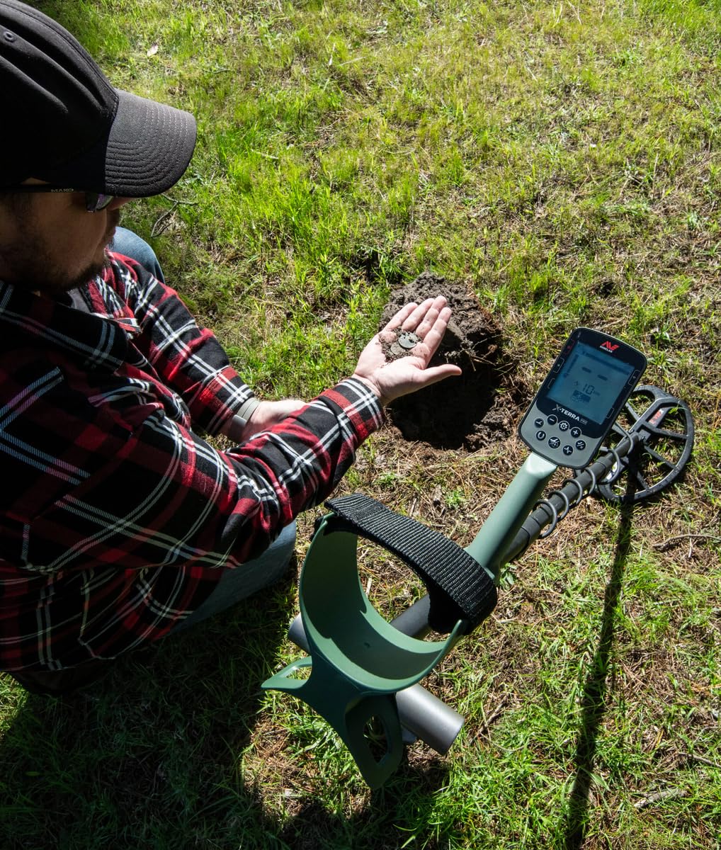 MINELAB X-Terra PRO lightweight three-piece shafts for portability
