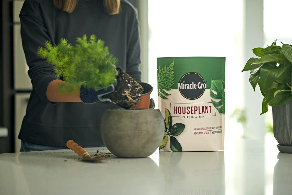 Miracle-Gro Houseplant Potting Mix label with Mulch & Soil Council certification