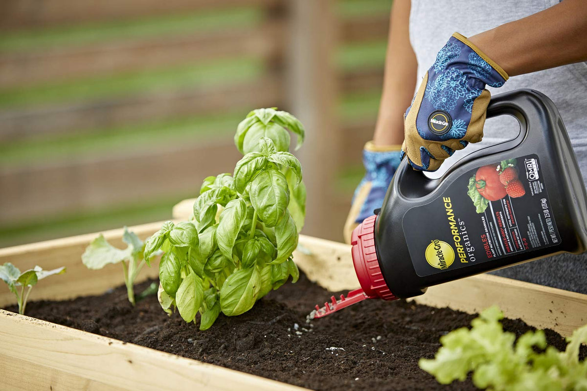 Miracle-Gro Performance Organics Edibles coverage illustration up to 220 sq ft in a garden.