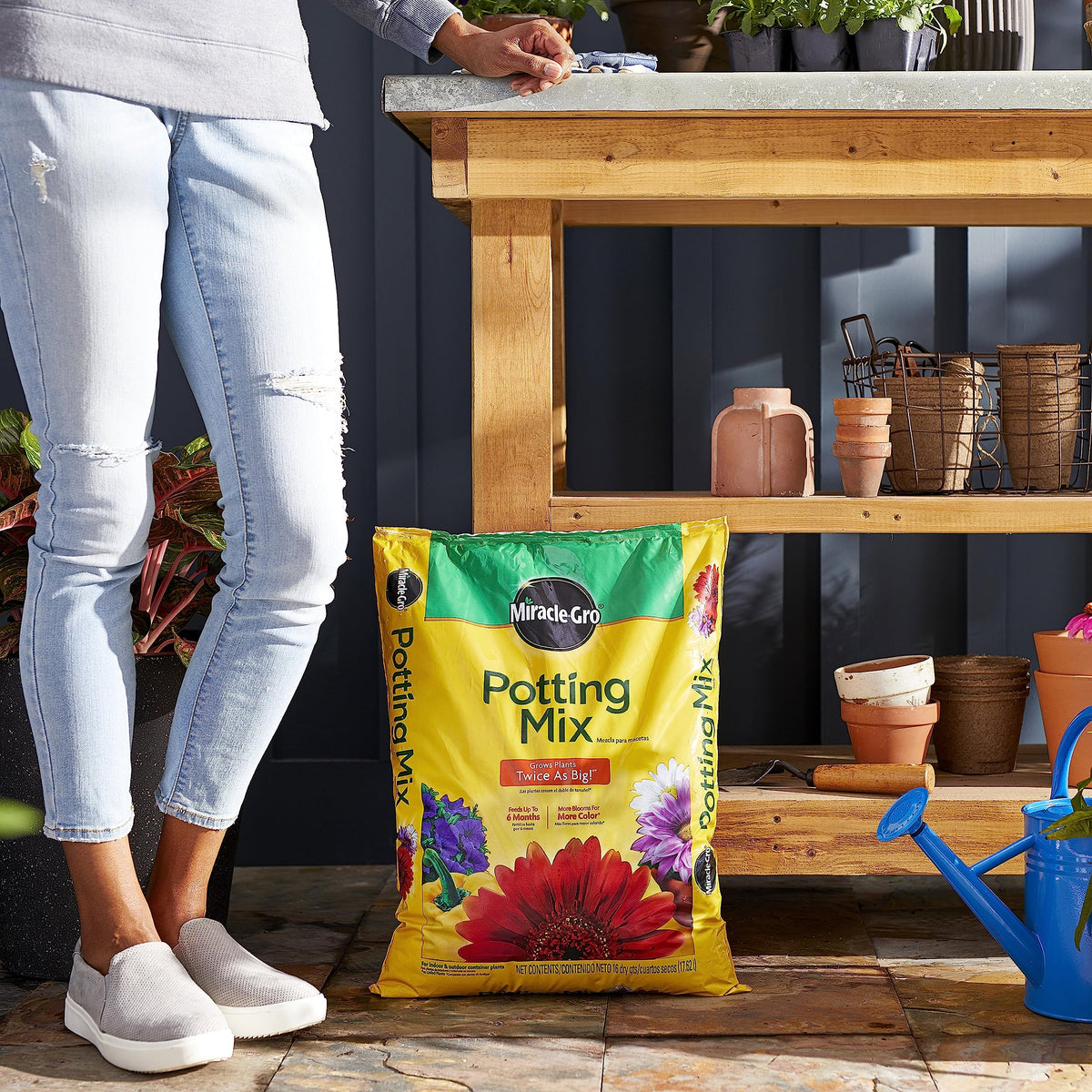 Miracle-Gro Potting Mix application-steps demonstrates easy fill and proper settling