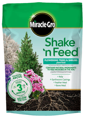 Miracle-Gro Shake 'N Feed bottle pour supports flowering trees and shrubs.
