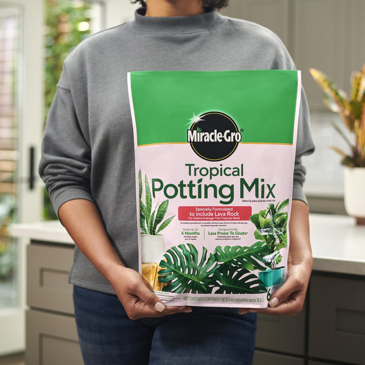 Graphic showing drainage benefits of Miracle-Gro Tropical Potting Mix
