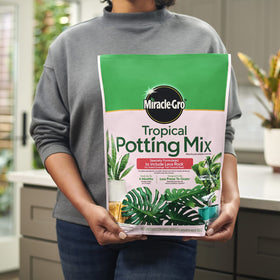 Graphic showing drainage benefits of Miracle-Gro Tropical Potting Mix