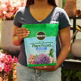Miracle-Gro Water Soluble Rhododendron bottle dispense promotes lush rhododendron blooms.