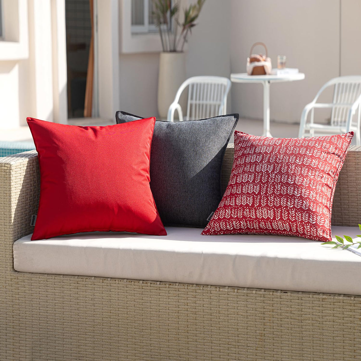 MIULEE hidden zipper detail keeps cushions sleek and easy to adjust.