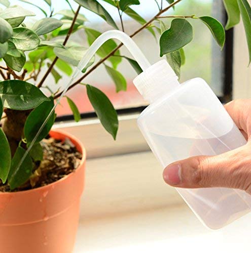 Mkono 500ml watering can with scale marks for controlled pours.