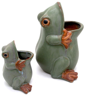 MONMOB frog pot functions as a pencil holder in home offices.